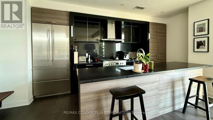 Property Photo:  33 Shore Breeze Drive 3901  ON M8V 0G1 