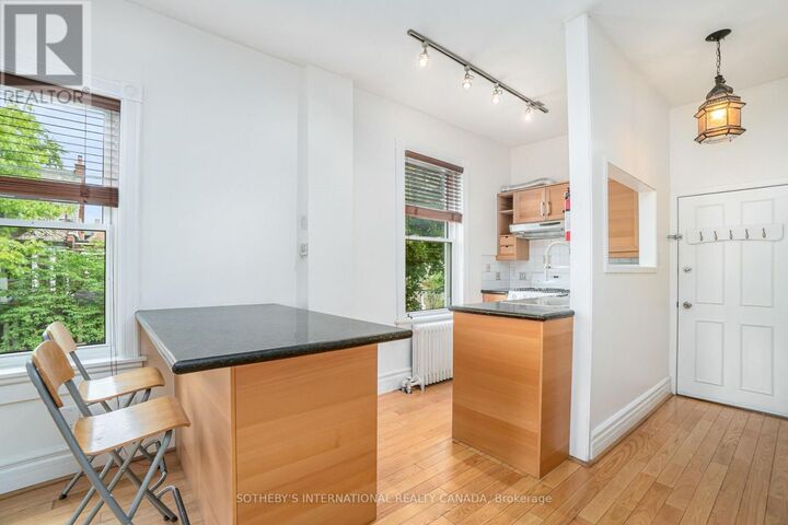 Property Photo:  225 Major Street #2  ON M5S 2L4 