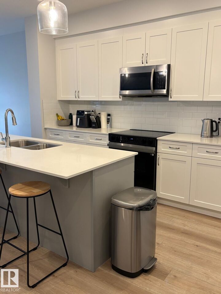 Property Photo:  3234 Dixon Way SW  AB T6W 4S9 