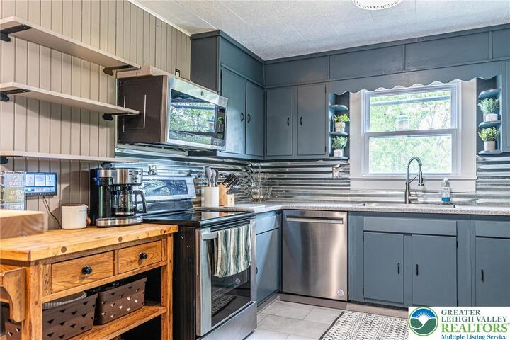 Property Photo:  525 Royal Manor Road  PA 18042 