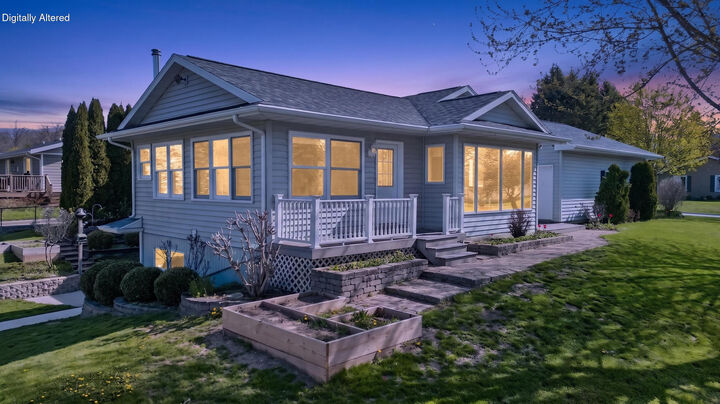 Property Photo:  914 Hawthorne Dr  WI 53083 