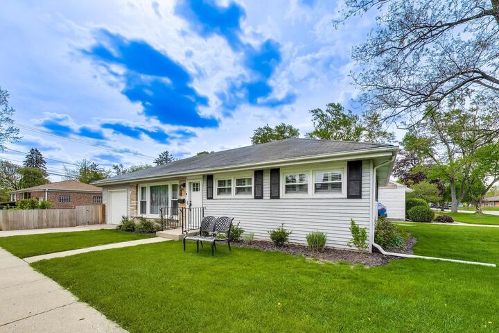Property Photo:  321 N Fairview Avenue  IL 60056 