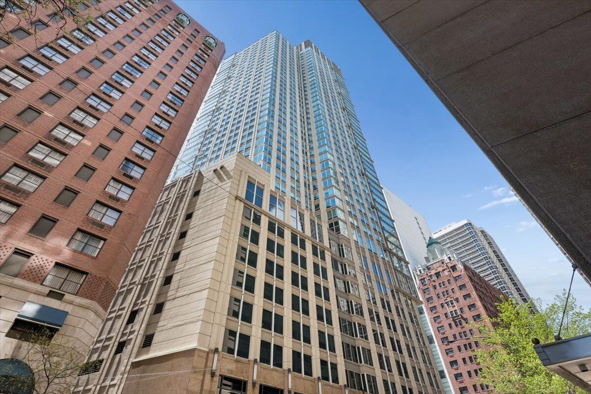 Property Photo:  57 E Delaware Place 3804  IL 60611 
