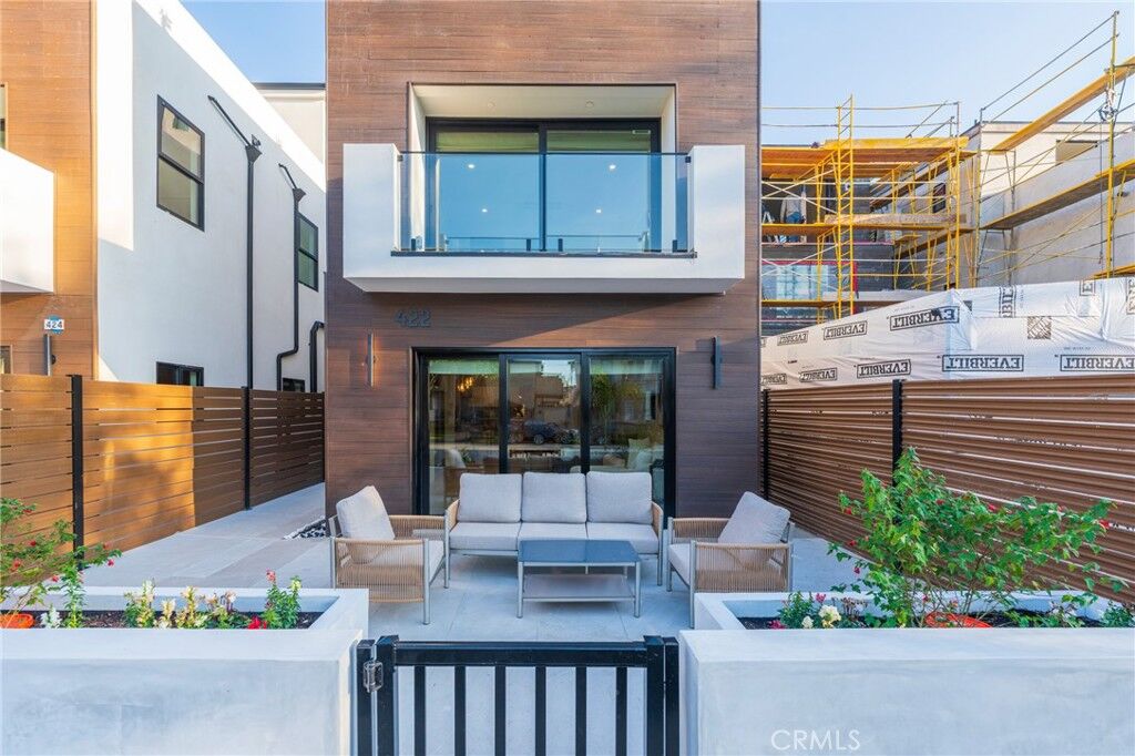 Property Photo:  422 20th Street  CA 92648 