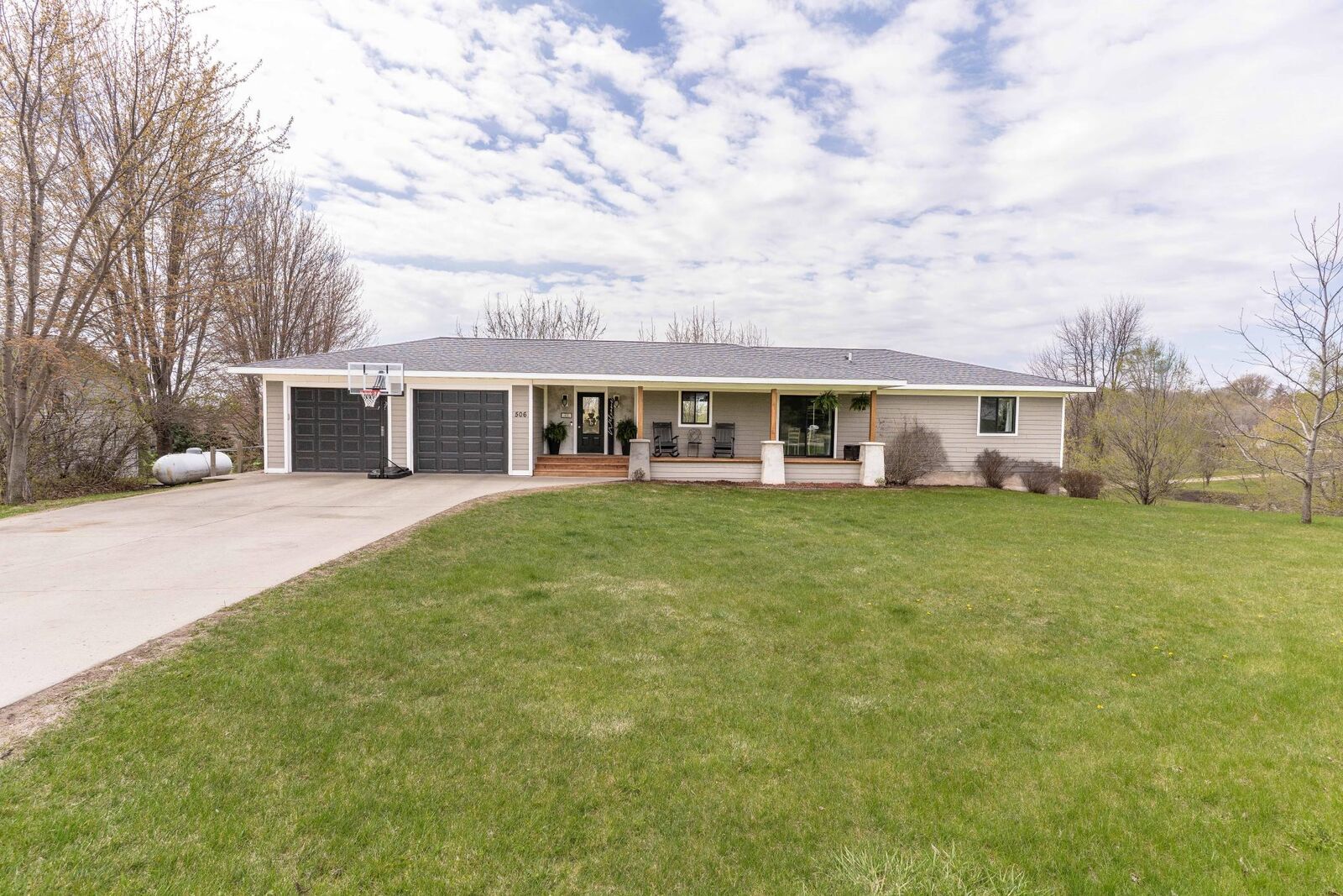 Property Photo:  506 E Summit Street  MN 56515 