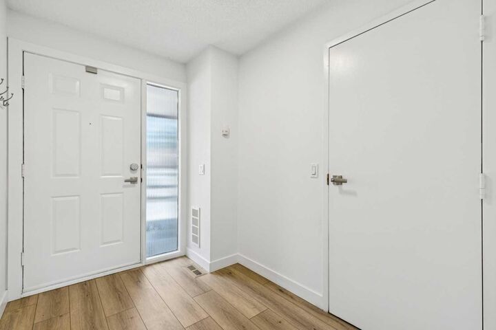 Property Photo:  74 Glamis Gardens SW  AB T3E 6S4 
