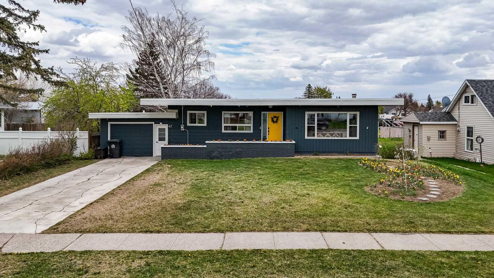Property Photo:  47 S 200 W  AB T0K 2S0 