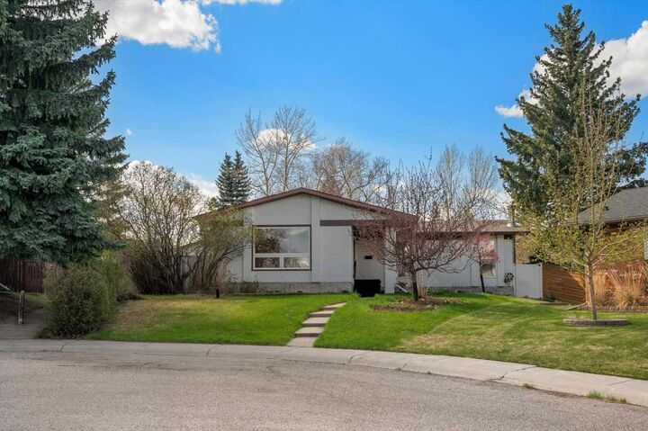 Property Photo:  740 Canfield Place SW  AB T2W 1K6 