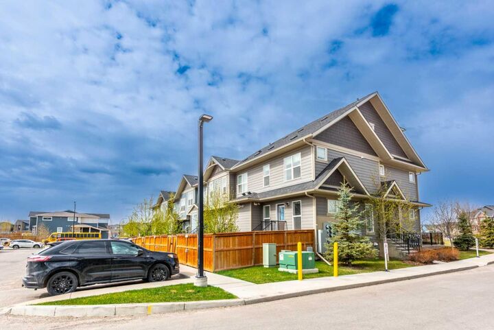 Property Photo:  428 Cranbrook Square SE  AB T3M 3K8 