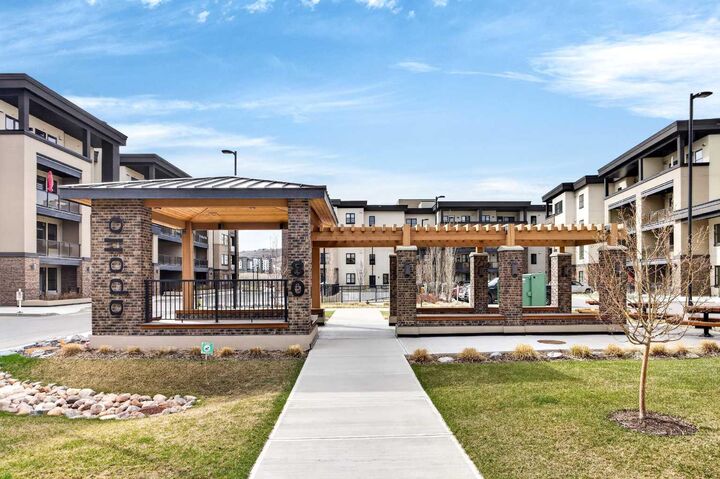 Property Photo:  80 Greenbriar Place NW 2105  AB T3B 6J4 