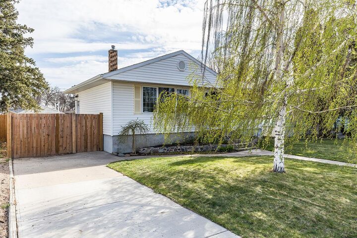 Property Photo:  521 9 Street SW  AB T1A 4P4 