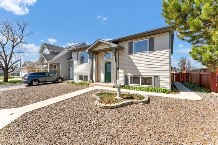 Property Photo:  970 Kipling Crescent SW  AB T0J 2P0 