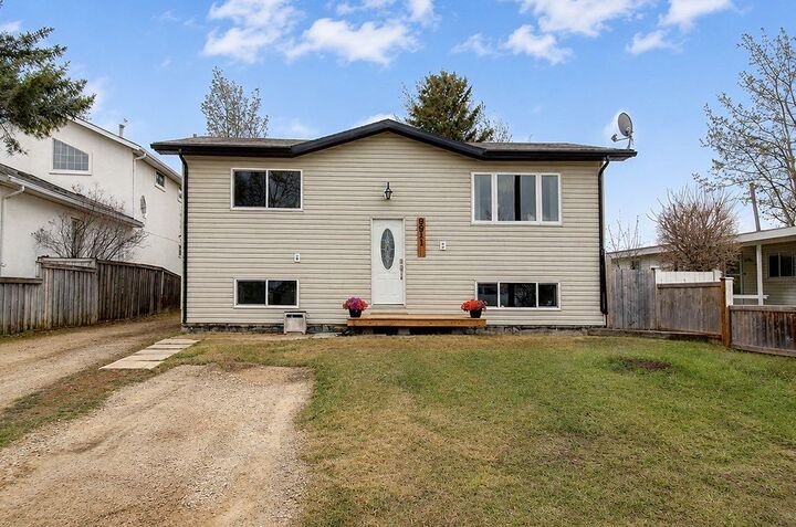 Property Photo:  9911 104 Avenue  AB T8X 5A2 