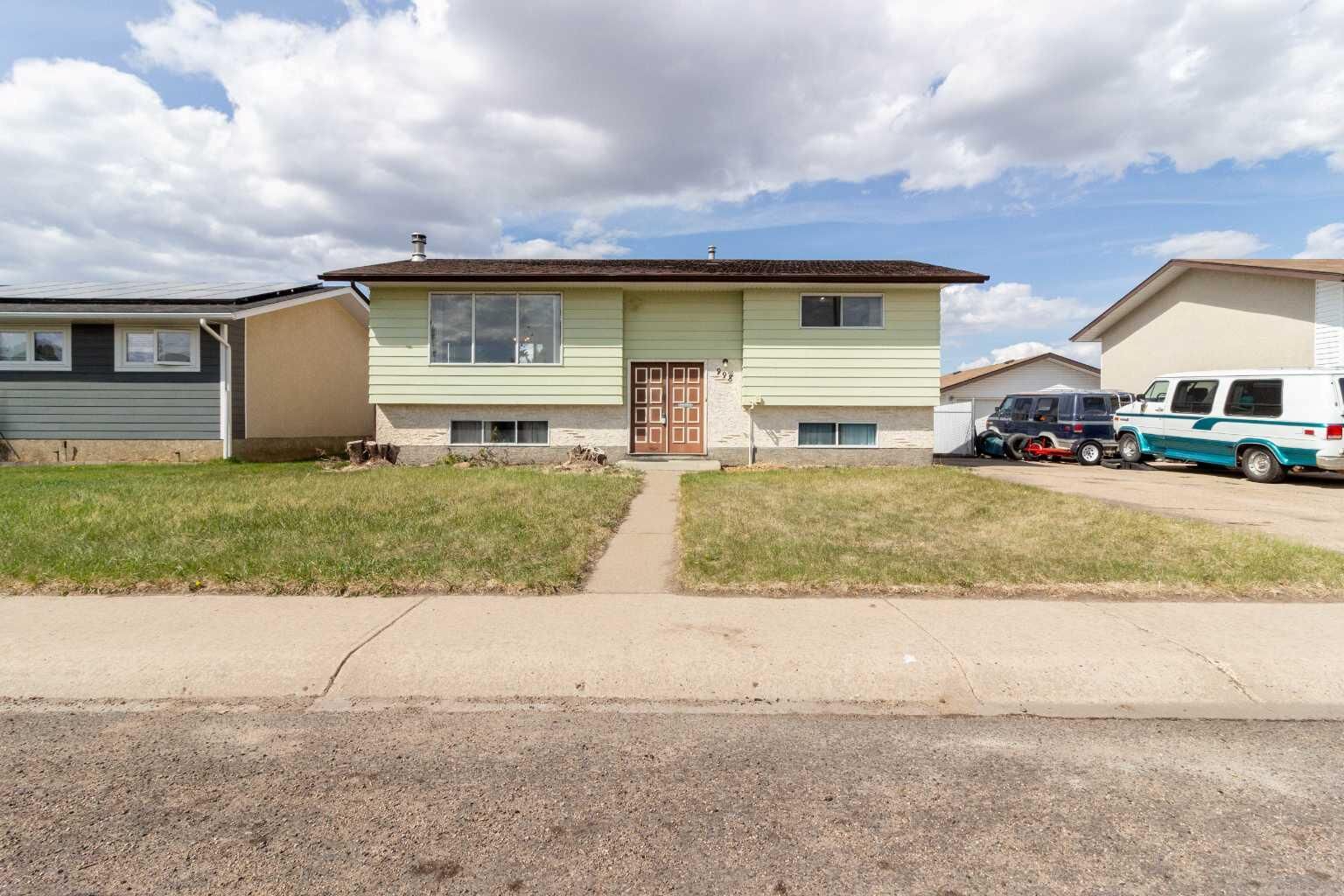 Property Photo:  998 17 Street NE  AB T1C 1M6 