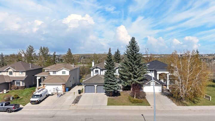 Property Photo:  222 Diamond Drive SE  AB T2J 7C8 
