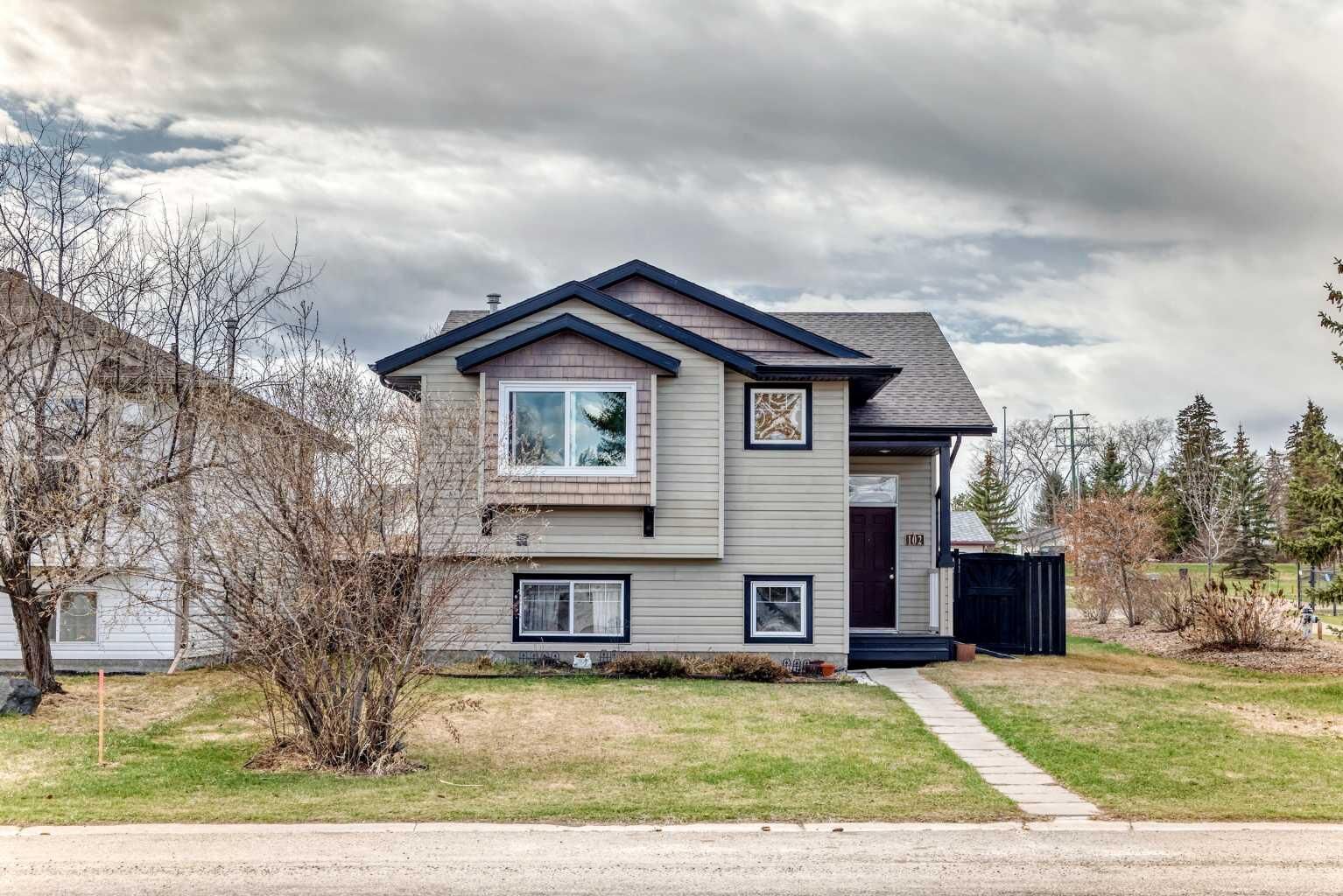 Property Photo:  102 Robinson Avenue  AB T0M 1R0 