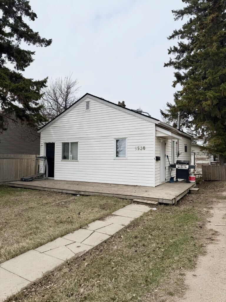 Property Photo:  5530 49 Street  SK S9V 0V4 