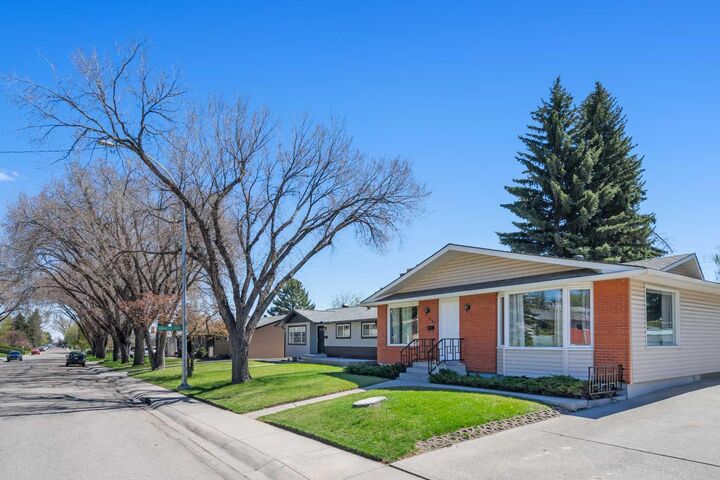 Property Photo:  487 Arlington Drive SE  AB T2H 1S4 