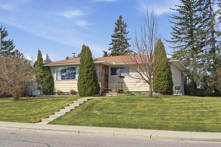 Property Photo:  6215 Thorncliffe Drive NW  AB T2K 3A6 