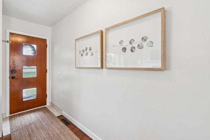 Property Photo:  19 Hyslop Drive SW  AB T2V 3A2 