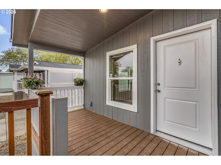Property Photo:  1400 Candlelight Dr 209  OR 97402 
