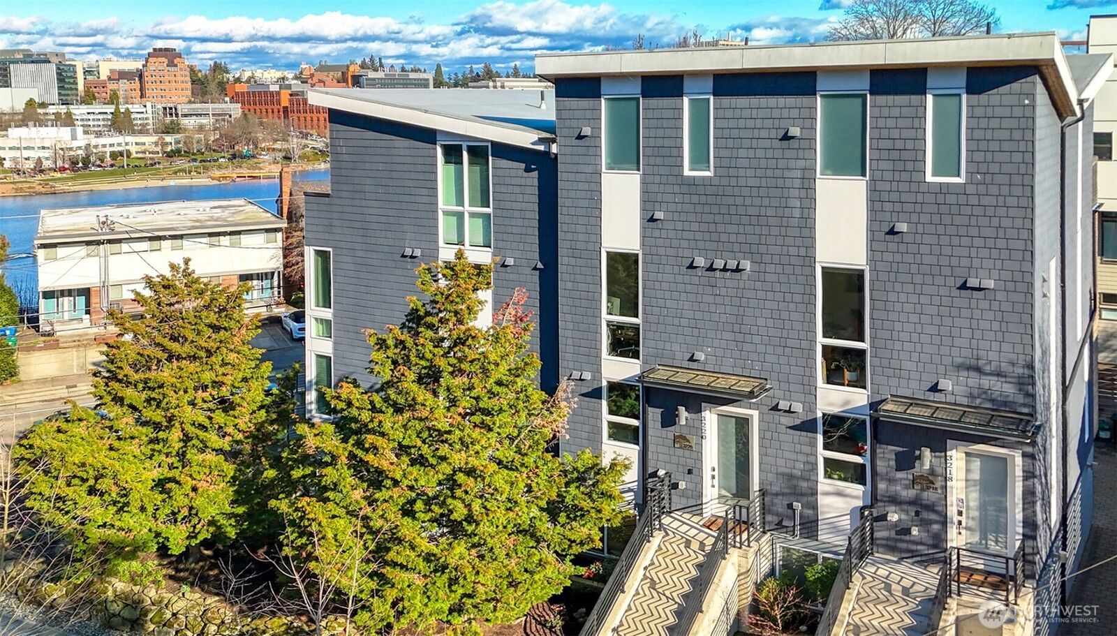 Property Photo: 3220 Franklin Avenue E WA 98102