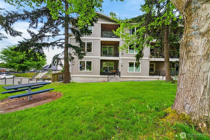 Property Photo:  1109  29th Street 301  WA 98221 