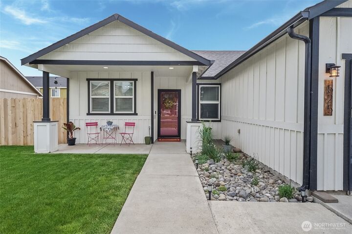 Property Photo:  525  Kentucky Drive  WA 98837 