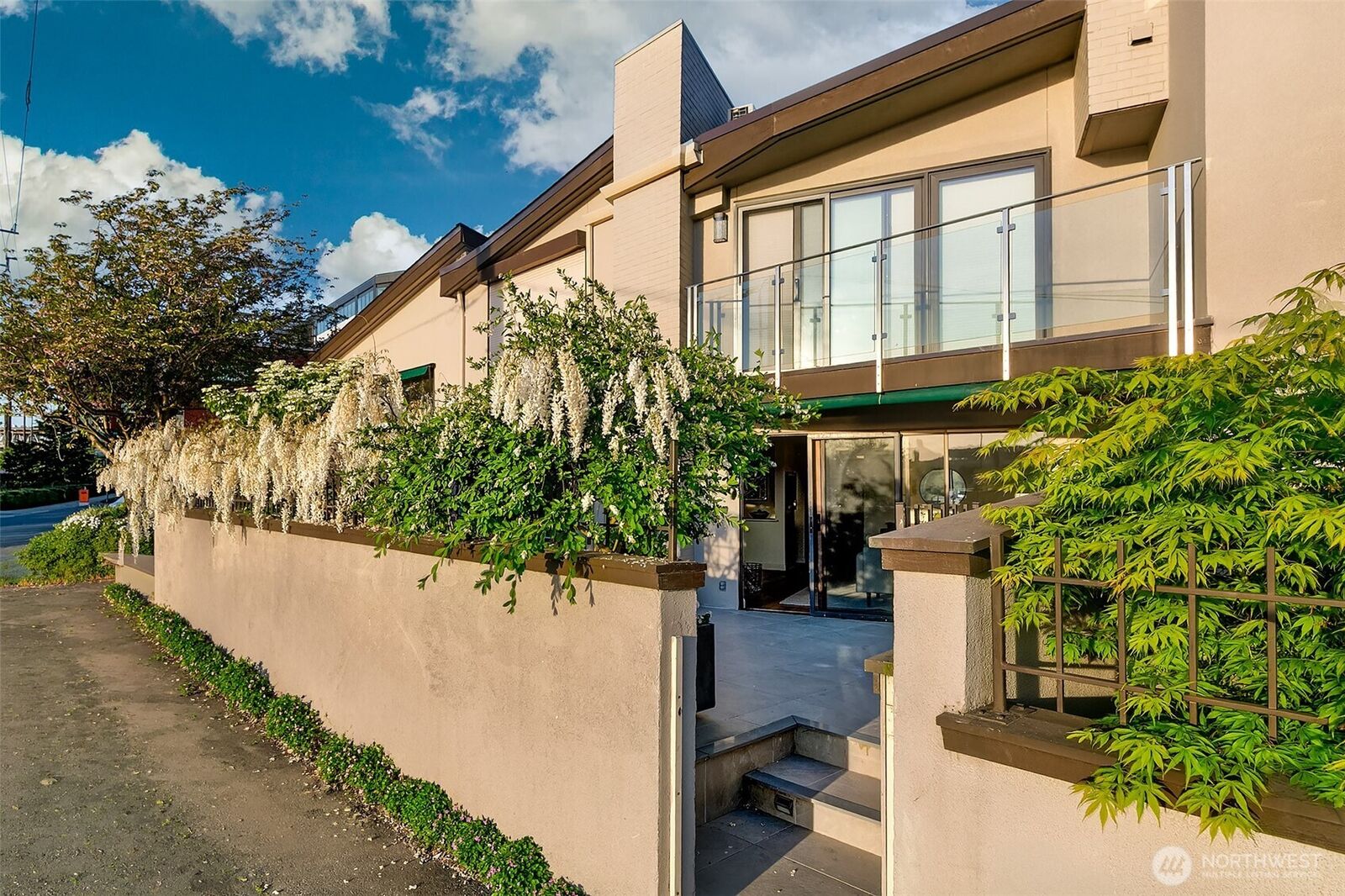Property Photo:  2728  Fairview Avenue E 102  WA 98102 