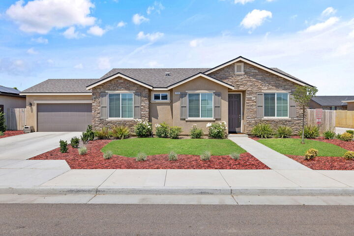 Property Photo:  2080 Bolton Avenue  CA 93274 