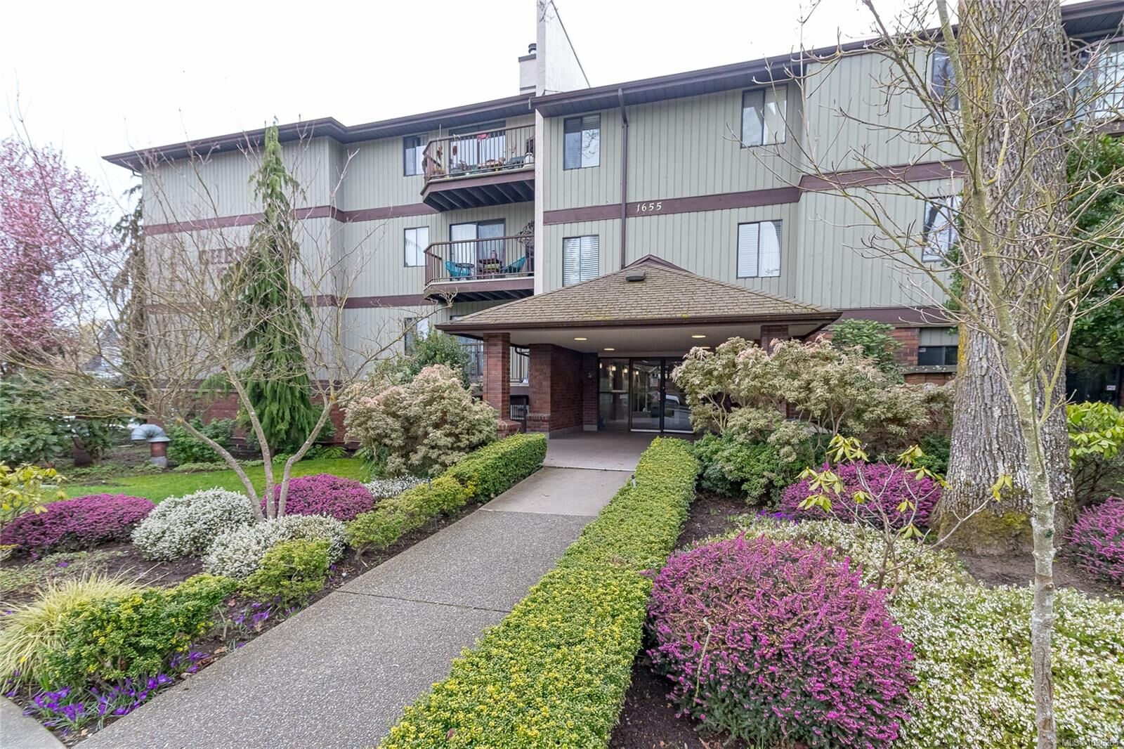 Property Photo:  1655 Begbie St 314  BC V8R 1L4 