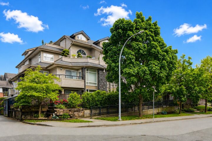 3150 Vincent Street 205 — photo 1