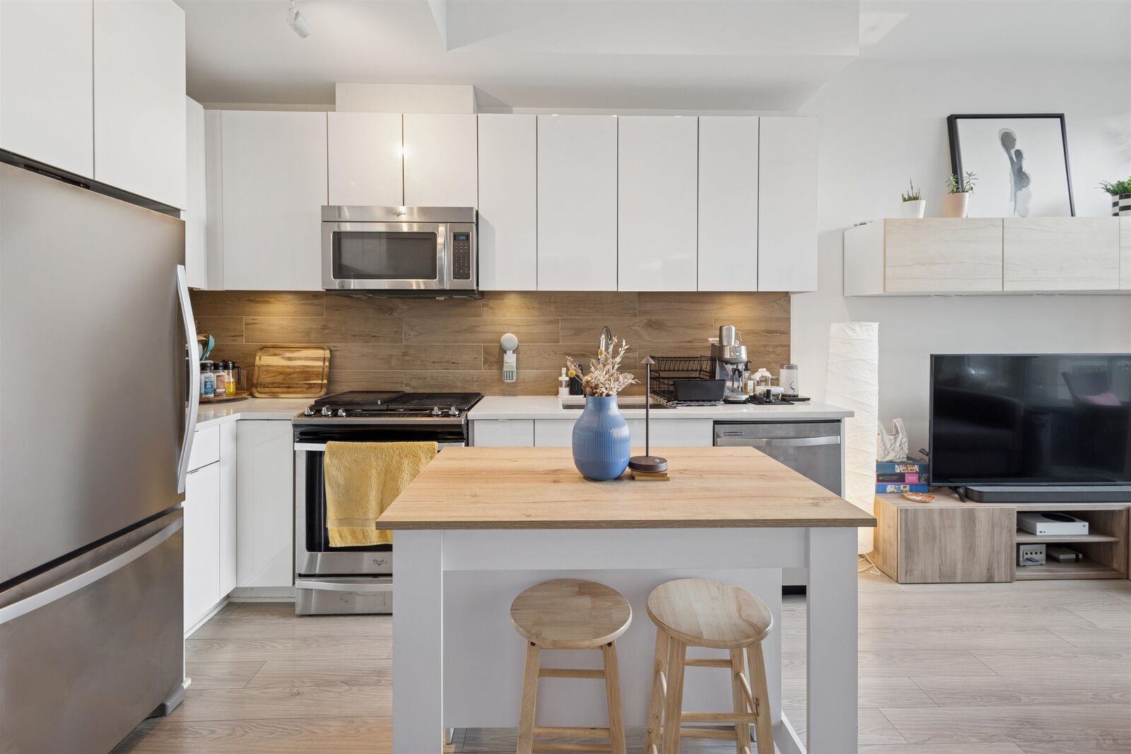 Property Photo:  200 Nelson'S Crescent 208  BC V3L 0H4 