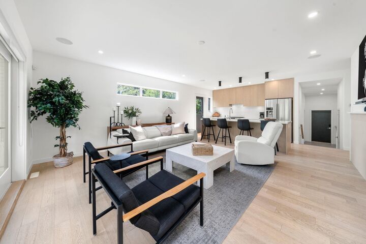 Property Photo:  2025 Mackay Avenue  BC V7P 2M8 