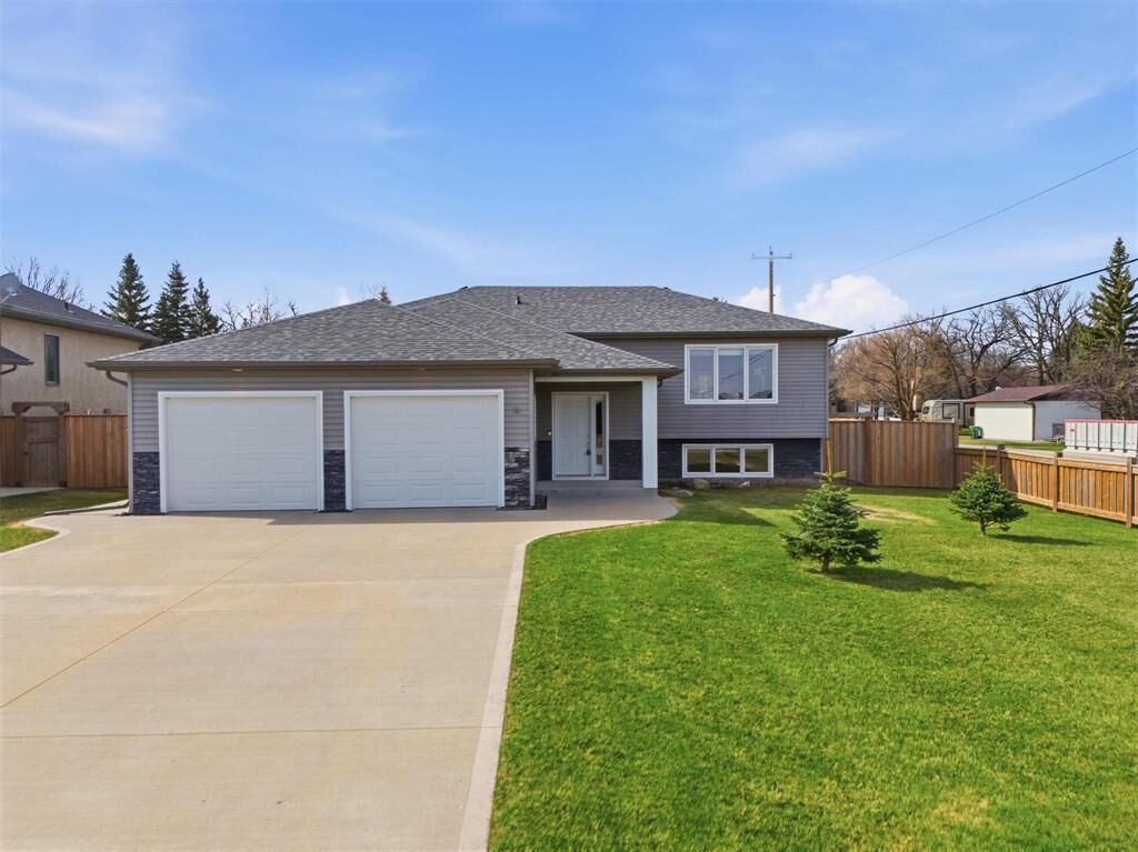 Property Photo:  6 Chancellor Bay  MB R5G 0A7 