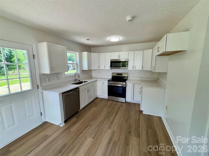 Property Photo: 1002 Crescent Way NC 28174