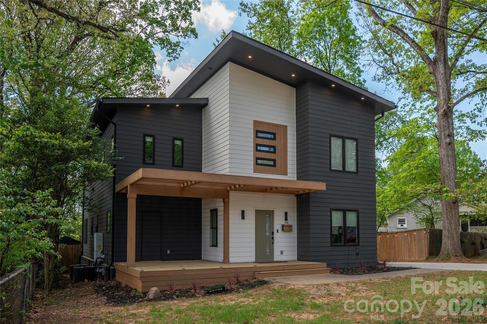 Property Photo:  1608 Chippendale Road  NC 28205 