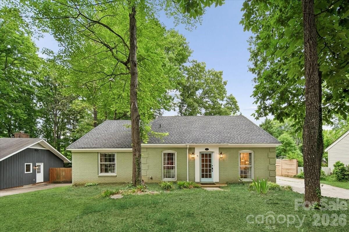 Property Photo:  1005 Pinafore Drive  NC 28212 