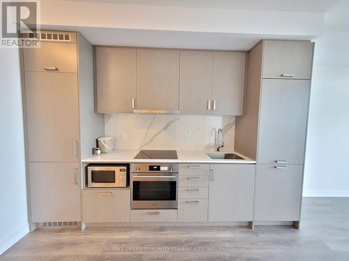 Property Photo:  60 Honeycrisp Crescent 1212  ON L4K 0M7 
