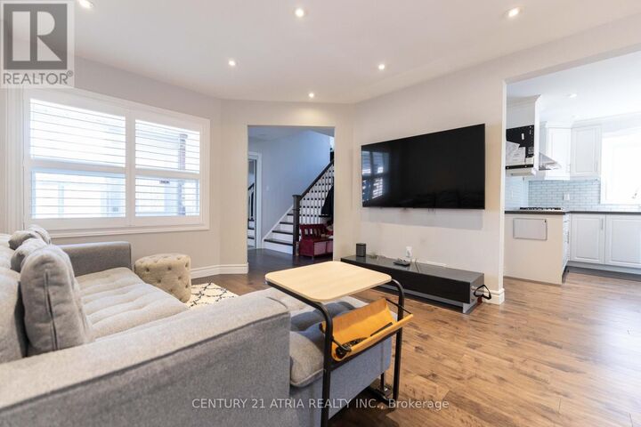 Property Photo:  35 Versailles Court  ON L4C 8V6 