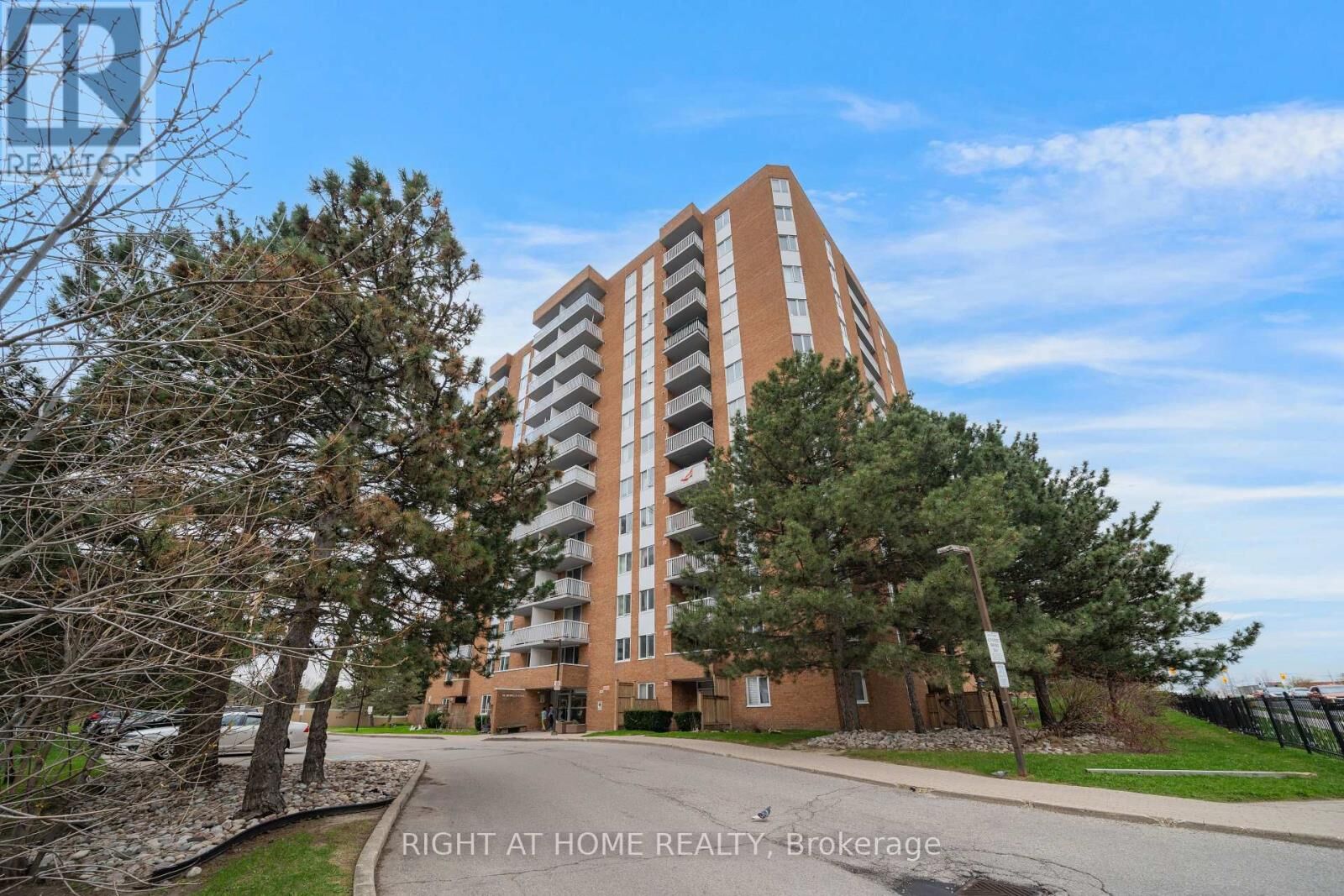 Property Photo:  15 Sewells Road 1005  ON M1B 3J7 