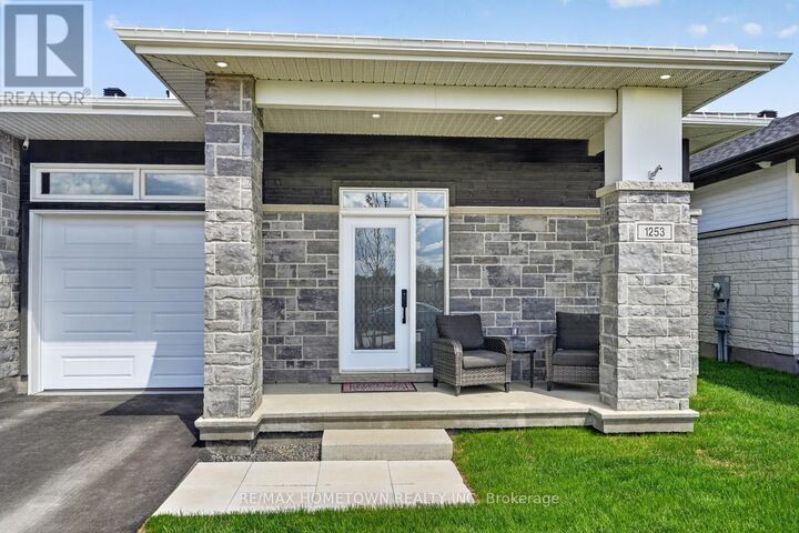 Property Photo:  1253 Potter Drive  ON K6V 0G8 