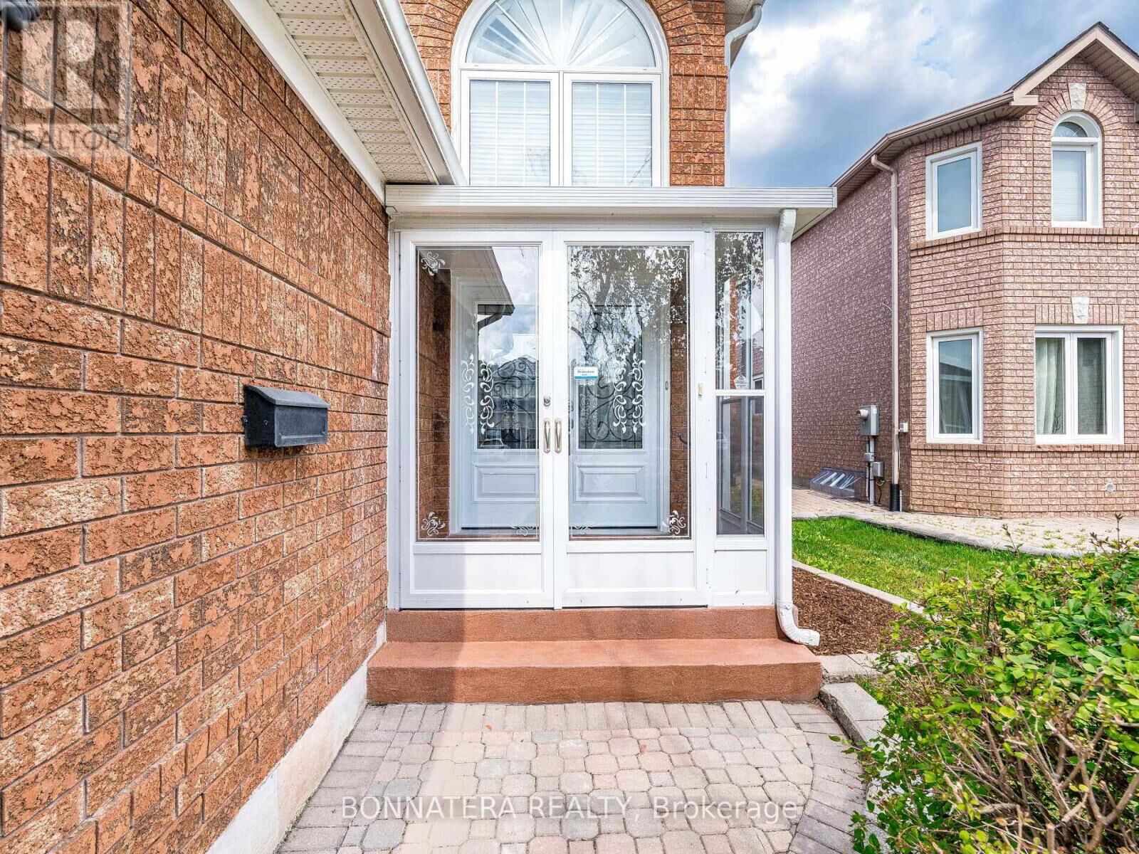 Property Photo:  5471 Whitehorn Avenue  ON L5V 1V5 