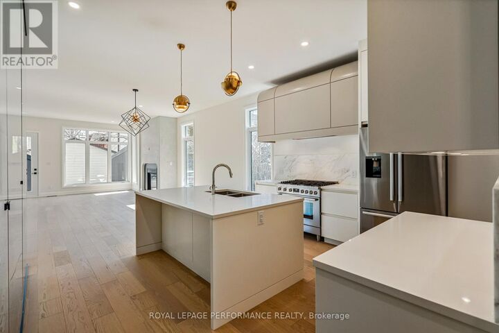 Property Photo:  31 Commanda Way  ON K1M 1G1 