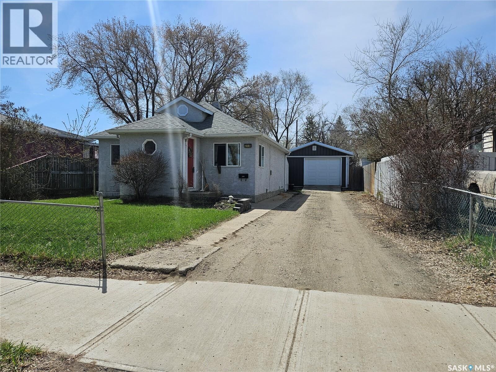 Property Photo:  219 Lillooet Street W  SK S6H 4Z1 
