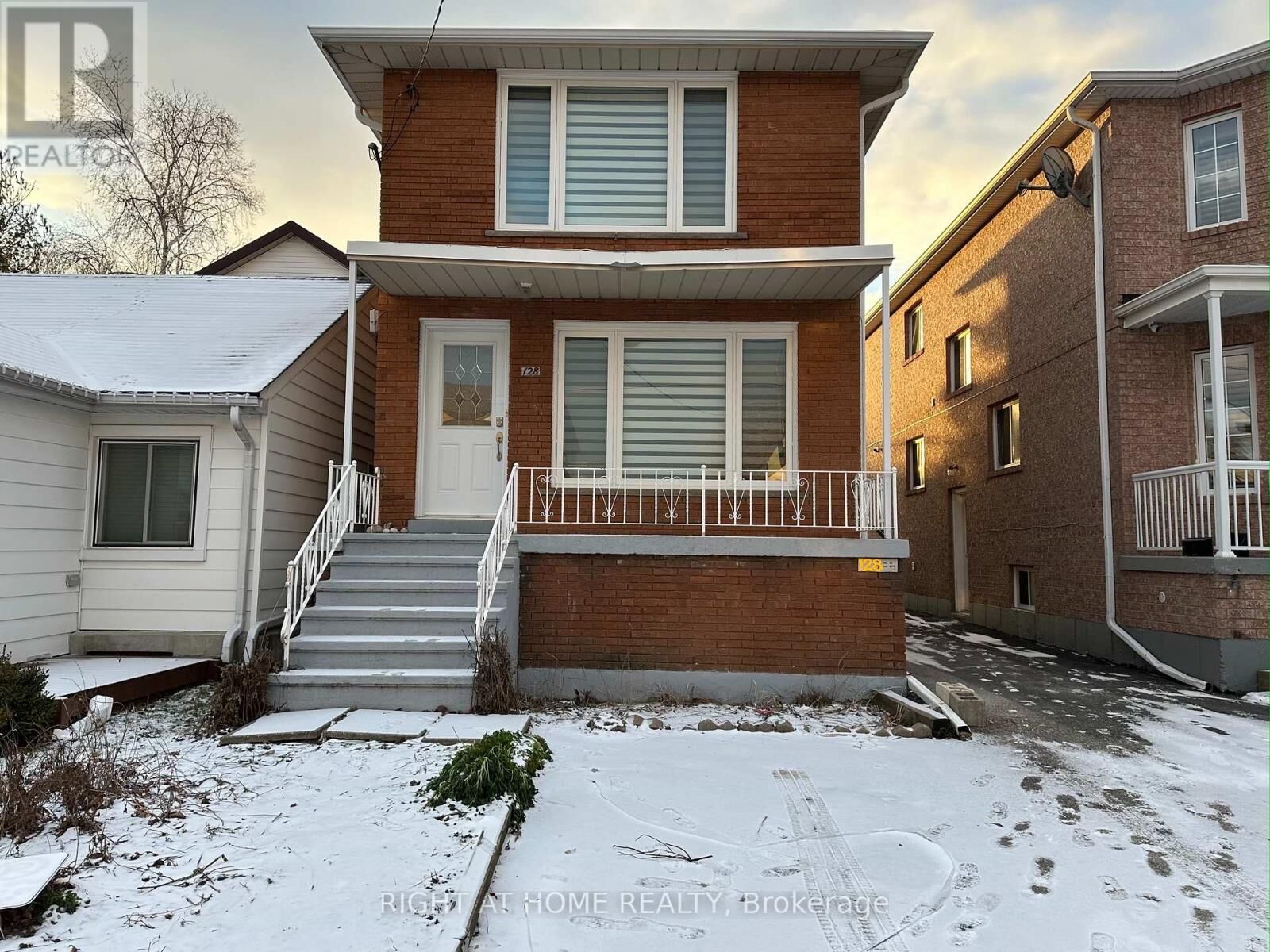 Property Photo:  128 Twenty Second Street  ON M8V 3M4 