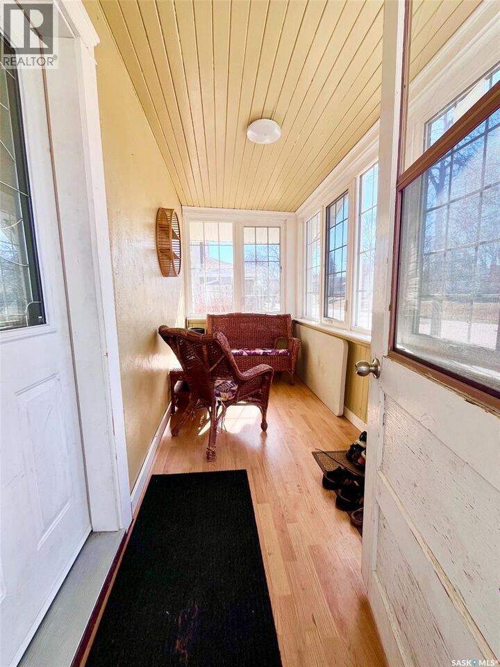 Property Photo:  148 21st Street E  SK S6V 1M1 