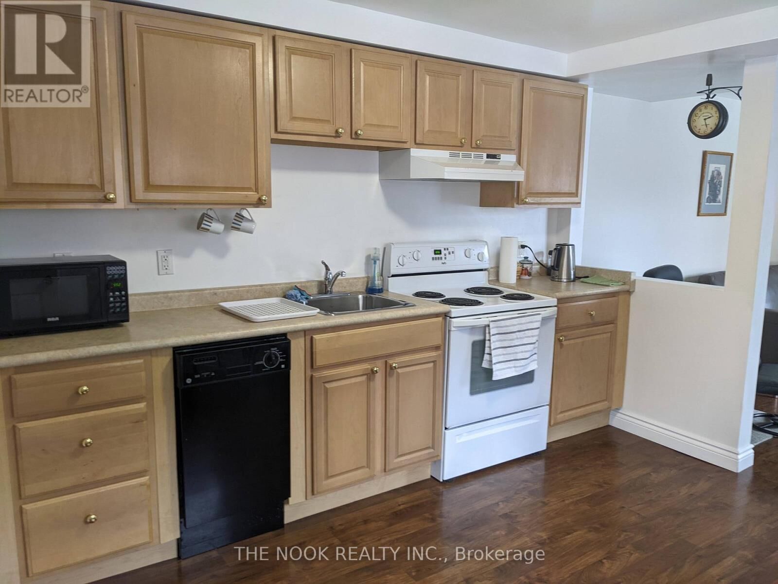 Property Photo:  44 Lincoln Street 3  ON L1S 6C9 