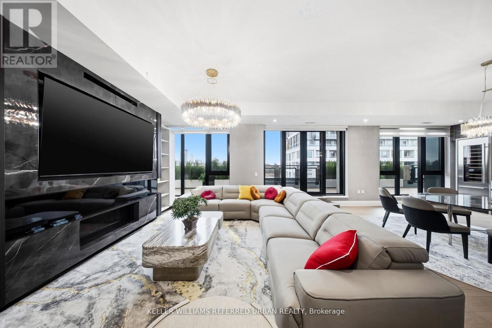 Property Photo:  2 Forest Hill Road 607  ON M4V 0B7 