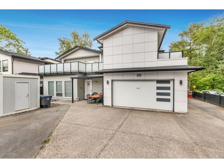 Photo de la propriété:  14477 101 Avenue  BC V3R 0B7 